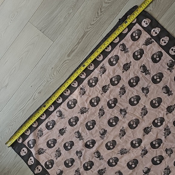 Miss Selfridge Skulls & Roses Grey & Pink Sheer Scarf 40x40" - Picture 7 of 7